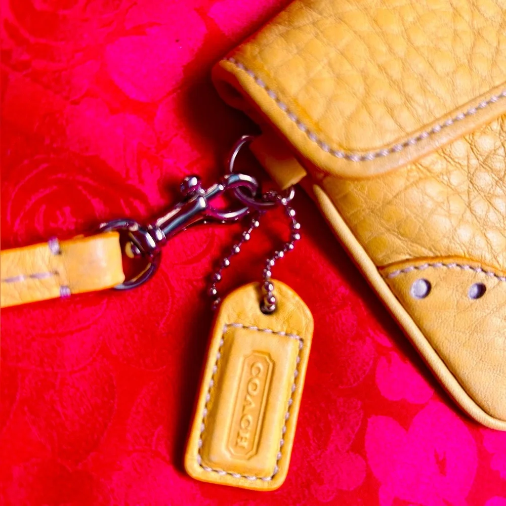Vintage Y2K Coach Yellow Pebbled Leather Flap Buckle Wallet/Wristlet - Picture 6 of 6